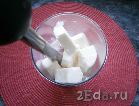 Добавить в стакан нарезанное кусочками холодное мороженое и влить молоко.