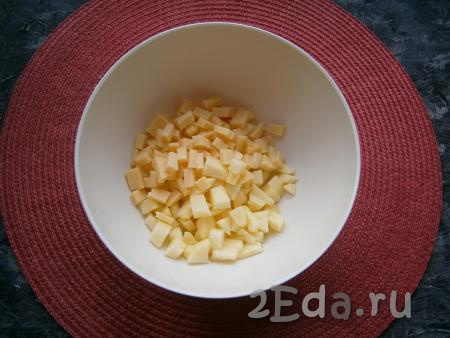 Сварить яйца (варить 10 минут с момента начала кипения воды), очистить. Яблоко очистить, удалить сердцевину и нарезать средними кубиками, сбрызнуть немного лимонным соком. К нарезанному яблочку добавить нарезанный чуть меньшими кубиками сыр.