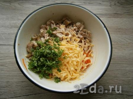 В салат из корейской морковки и курицы добавить натертый на крупной терке сыр и измельченную зелень петрушки.