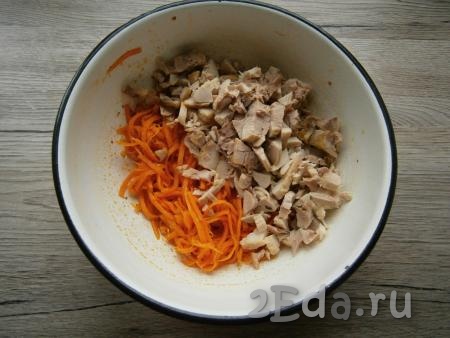 Если корейская морковка очень длинная, немного измельчите её. Вареное куриное мясо нарезать небольшими кусочками и смешать с корейской морковкой.