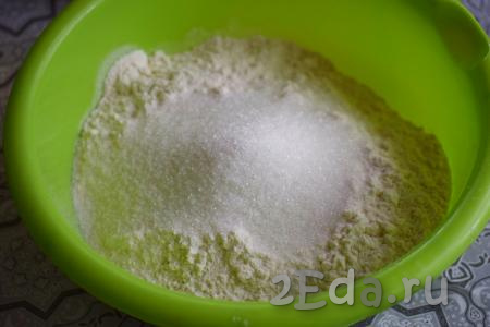 Для того чтобы замесить тесто, соединим в глубокой миске муку, соль и сахар. 