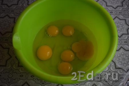 Замесим тесто для нашего рулета, для этого в миску вобьём яйца (я взяла 4 яйца, так как яйца мне попались очень крупные, двухжелтковые).
