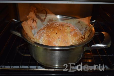 Уменьшаем температуру до 200 градусов и выпекаем хлеб под крышкой 40 минут. Затем крышку снимаем и печём хлеб без крышки 20 минут. Наш хлебушек подрумянится и будет выглядеть очень красиво.