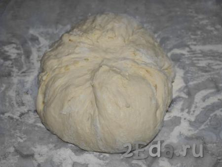 Так как выпекать я буду хлеб в круглой форме (в толстостенной кастрюле), то я придаю круглую форму нашему домашнему хлебу, путём складывания теста.
