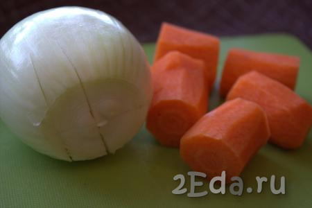 Одну луковицу очистить и сделать несколько надрезов. Вымыть, очистить и нарезать крупно (на несколько частей) морковку.