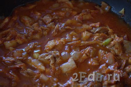 Добавить в сковороду 100-150 миллилитров бульона из кастрюли, перемешать и потушить мясо в томатном соусе на небольшом огне минут 5-7.