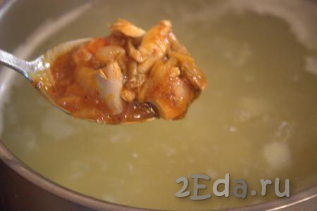 Как только рис и картофель будут готовы, выложить в кастрюлю куриное мясо с луком, тушёные в томатном соусе со специями, перемешать.