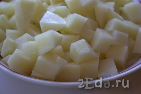 Пока варится бульон, вымыть и очистить картошку, нарезать её на кубики среднего размера.
