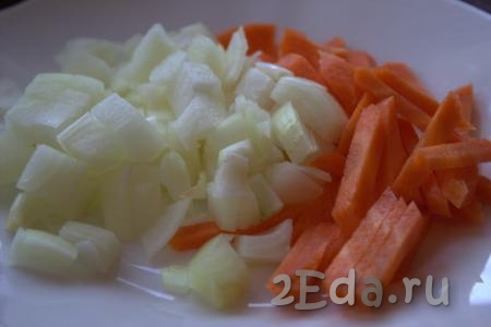 Очистить морковь, а затем нарезать на тонкие брусочки. Почистить и мелко нарезать репчатый лук.