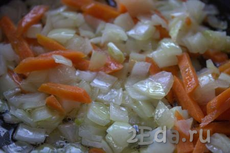 В сковороде разогреть растительное масло, выложить нарезанные морковку и лук, перемешать и обжарить овощи до мягкости на среднем огне, периодически перемешивая (примерно, 5-7 минут).