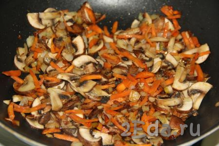 Обжарить, помешивая, грибы с овощами в течение 5 минут.