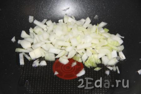 Почистить и мелко нарезать луковицу. В сковороде разогреть растительное масло и выложить нарезанную луковицу.