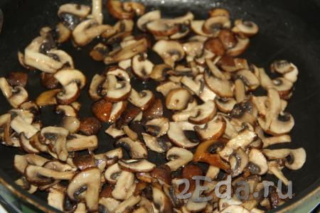 Шампиньоны промыть и нарезать на пластинки. Обжарить грибы на растительном масле на среднем огне, иногда перемешивая, в течение 10-15 минут. Затем переложить в тарелку и дать грибочкам остыть.