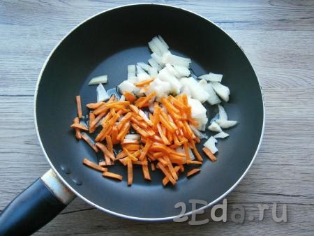 Лук и морковь очистить, нарезать лук небольшими кусочками, морковь - соломкой. Выложить овощи в сковороду, влить растительное масло.