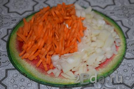 Пока курица маринуется, очистим лук и морковь. Нарежем морковь на полоски, а лук - на кубики.