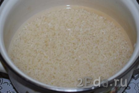 Замеряем рис стаканом, именно этим же стаканом мы будем отмерять и воду, так как нам будет нужна пропорция один к двум: 1 стакан риса на 2 стакана воды. Тщательно промываем рис, замачиваем его в холодной воде на 1-1,5 часа, чтобы рис набух и пропитался влагой.