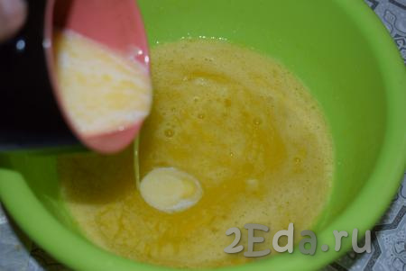 Растопим сливочное масло в микроволновой печи, дадим остыть и отправим его в яичную смесь.