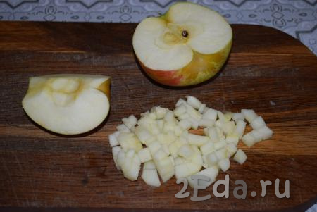 Приготовим яблочную начинку. Яблоко очистим от кожуры и семечек, нарежем на мелкие кубики.