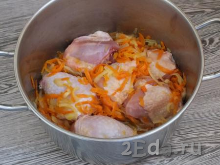 Когда лук с морковью станут мягкими, выложите к ним кусочки курицы, перемешайте. Обжаривайте курочку с овощами, периодически помешивая, до появления аппетитной корочки на мясе (это займёт около 15 минут).