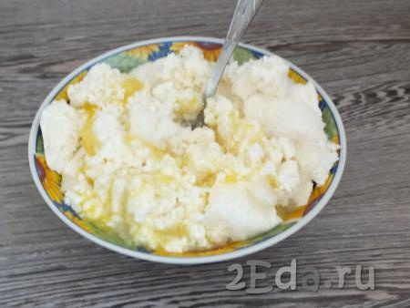 Для приготовления начинки соедините в глубокой тарелке творог, яйца, 90 грамм сахара, перемешайте до однородного состояния. 
