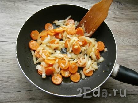 В сковороду влить пару столовых ложек растительного масла и обжарить морковку с луком на среднем огне, перемешивая, в течение 5 минут.