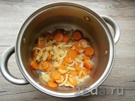 Выложить лук с морковью в кастрюлю с толстым дном.