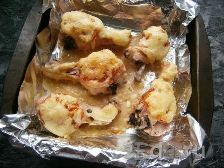 Запекать куриные ножки с сыром и помидорами в разогретой до 180 градусов духовке около 1 часа.