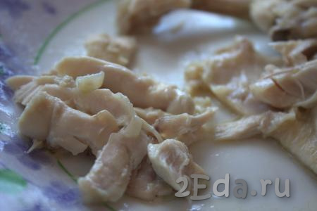Когда мясо курицы сварится, достать его из бульона, отделить от костей и вернуть в бульон.  