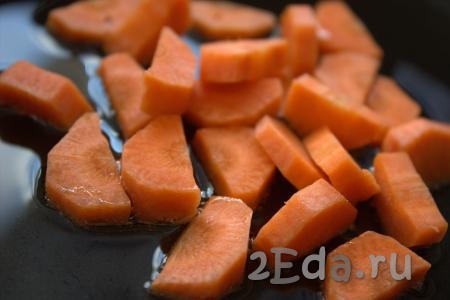 В разогретую сковороду влить растительное масло, выложить туда нарезанную морковь и обжарить на среднем огне 5-7 минут (морковь должна стать достаточно мягкой), не забывая помешивать.