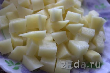 Вымыть, почистить картофель и нарезать на кубики среднего размера.