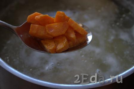 Как только картофель сварится, добавить в суп обжаренную морковь, дать провариться минут 5-7.