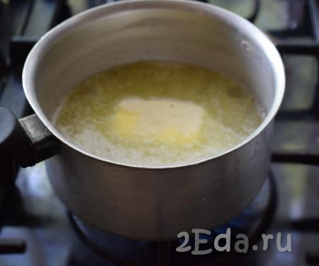 Для приготовления теста в кастрюльку нальём 1 стакан воды и доведем её до кипения, добавим в кипяток сливочное масло и соль, ждём когда масло растворится.