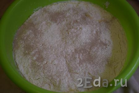 Замесим тесто, для этого насыпаем в миску муку и добавляем к ней соль, сахар и дрожжи.