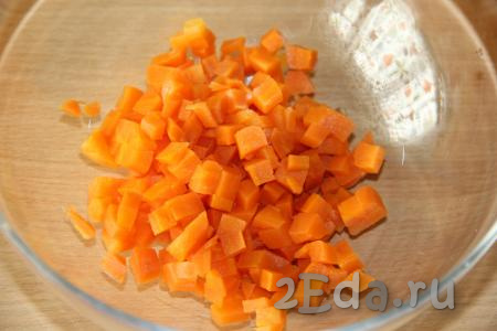Морковь вымыть, а затем отварить до готовности (на варку уйдёт минут 20-25 с начала кипения воды), затем остудить, почистить, нарезать на средние кубики и выложить в достаточно глубокую миску.