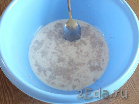В глубокую миску вылейте 2 стакана тёплого молока (примерная температура 36-38 градусов). Добавьте к нему сахар (я добавила 2 столовые ложки), а также соль, перемешайте ложкой.