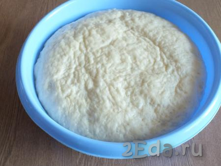 Через указанное время тесто увеличится в объёме в несколько раз и, если тронуть миску, то тесто начнет оседать. Это говорит о том, что тесто выбродило достаточно. Оно готово к разделке.