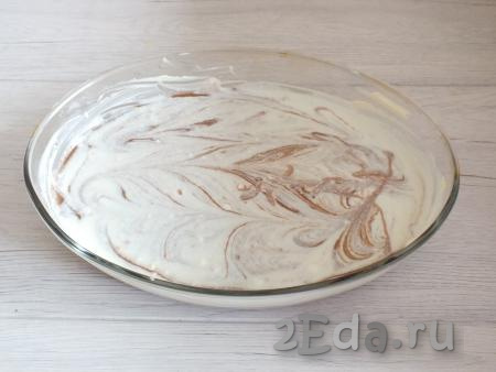 С помощью деревянной шпажки нарисуйте различные узоры. Поставьте подготовленный творожный пирог с какао в разогретую до 180 градусов духовку на 30-35 минут.