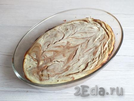  По истечении времени достаньте пирог из духовки. Готовность пирога проверьте деревянной шпажкой (если шпажка остаётся сухой при прокалывании выпечки, значит пирог готов). Охладите.