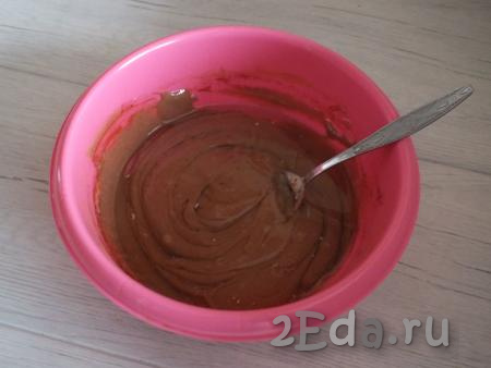 Перемешайте шоколадное тесто ложкой и влейте 2/3 стакана растительного масла. 