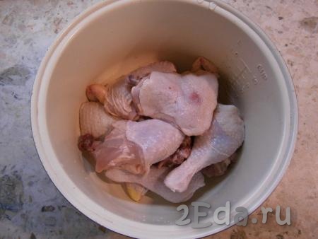Курицу, нарезанную на небольшие порционные кусочки (окорочка я разрезала на 2 части), вымыть, разместить в чашу мультиварки.