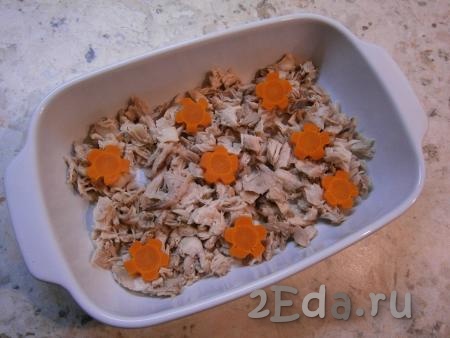 В формы или тарелки выложить часть курицы, сверху - кружочки или цветочки вареной моркови.