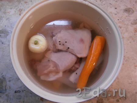 Влить холодную воду, добавить очищенные лук и морковь целиком, перец черный горошком.
