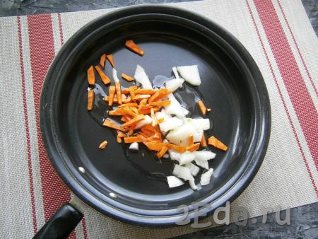 Очищенную луковицу нарезать кусочками, почищенную морковку - соломкой (или брусочками), влить растительное масло, выложить овощи в сковороду.