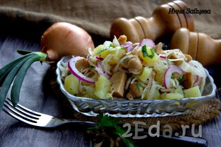Постный салат с квашеной капустой и грибами получается очень вкусным, пикантным и, благодаря картошке, достаточно сытным. Подавайте его в качестве самостоятельного блюда или в качестве дополнения к жареному или запечённому мясу.