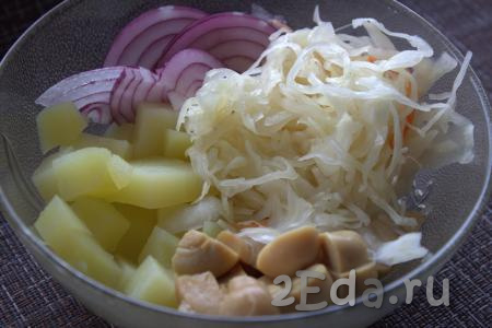 В миске соединить картошку, лук и грибы, выложить квашеную капусту, по желанию, можно добавить мелко нарезанный зелёный лук.
