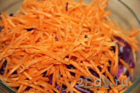 Морковь почистить, натереть на тёрке для корейской моркови и выложить к краснокочанной капусте. 