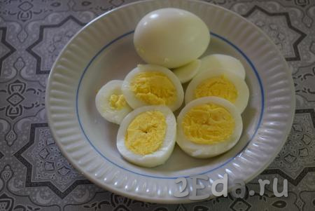 В отдельной кастрюле сварим 2 яйца вкрутую, для этого в холодную воду опускаем яйца и варим их с момента закипания 10 минут. Затем помещаем яйца в холодную воду и очищаем их от скорлупы. Нарезаем яйца на кружочки (можно нарезать на дольки или кубики - здесь всё зависит от вашего вкуса).