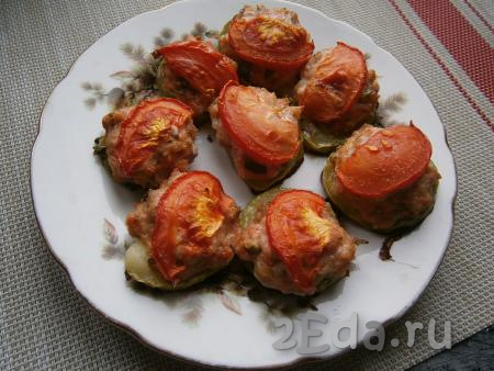 Запекать кабачки с помидорами и фаршем минут 25-30 в духовке, разогретой до 180 градусов.