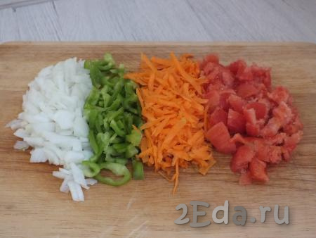 Почистите морковь и лук, из болгарского перца удалите семена, помидор, при желании, тоже можно очистить от кожуры. Морковь натрите на крупной тёрке. Нарежьте на мелкие кубики лук, болгарский перец и помидор.