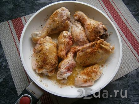 На другой сковороде обжарить на оставшемся растительном масле кусочки курицы, посыпав их солью и специями, до румяного цвета со всех сторон. Жарить на среднем огне.
